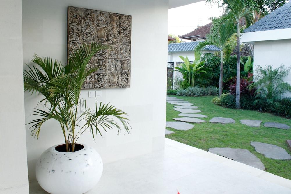 Seminyak White Design Villa Exterior photo